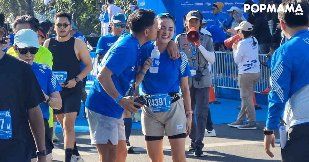Ibnu Jamil dan Ririn Ekawati di Pocari Sweat Run Indonesia 2024 Bandung, Minggu (21/7/2024) - Popmama.com/Sania Chandra